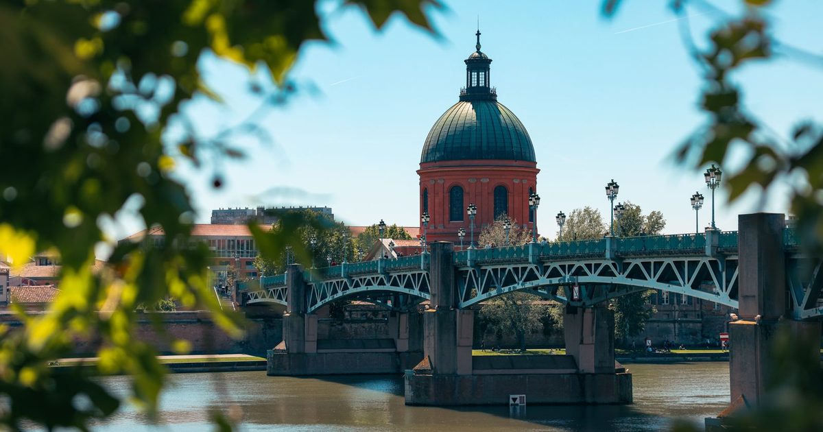 The Pont Saint-Pierre and a red dome in Toulouse, France